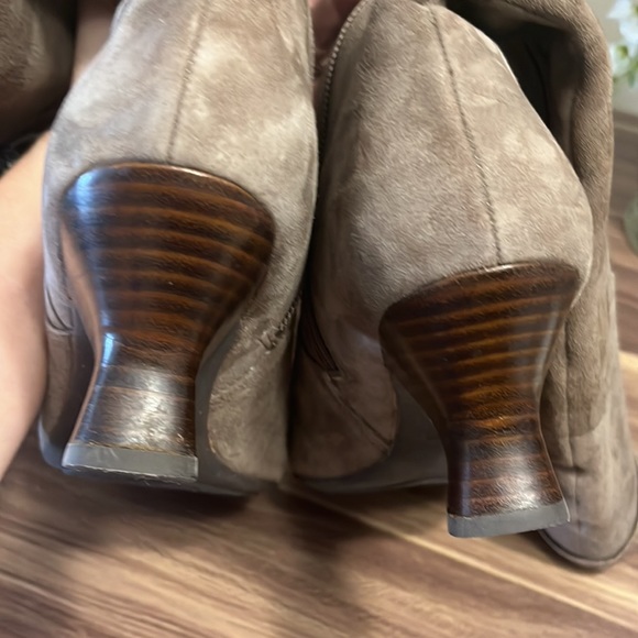 Naya, Anthropologie Dalia gray suede boots with button detail on top. - Picture 14 of 16